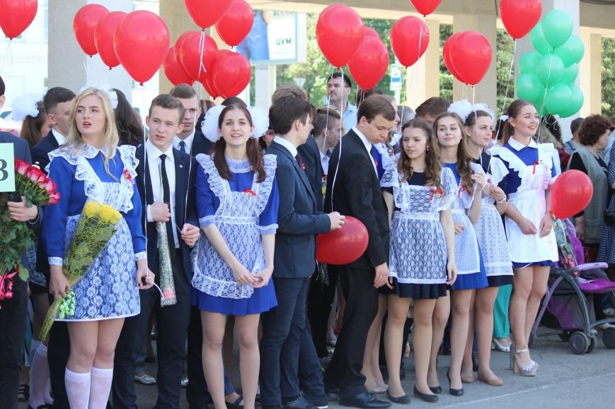 Ульяновские выпускники устроили танцы с учителями и запуск шаров. ФОТО, фото-8