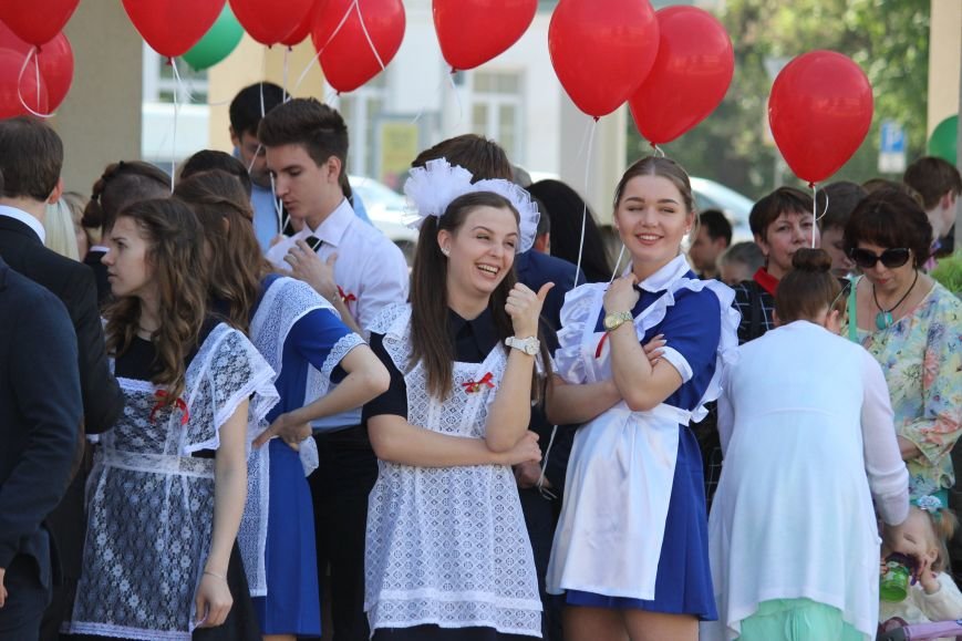 Ульяновские выпускники устроили танцы с учителями и запуск шаров. ФОТО, фото-13