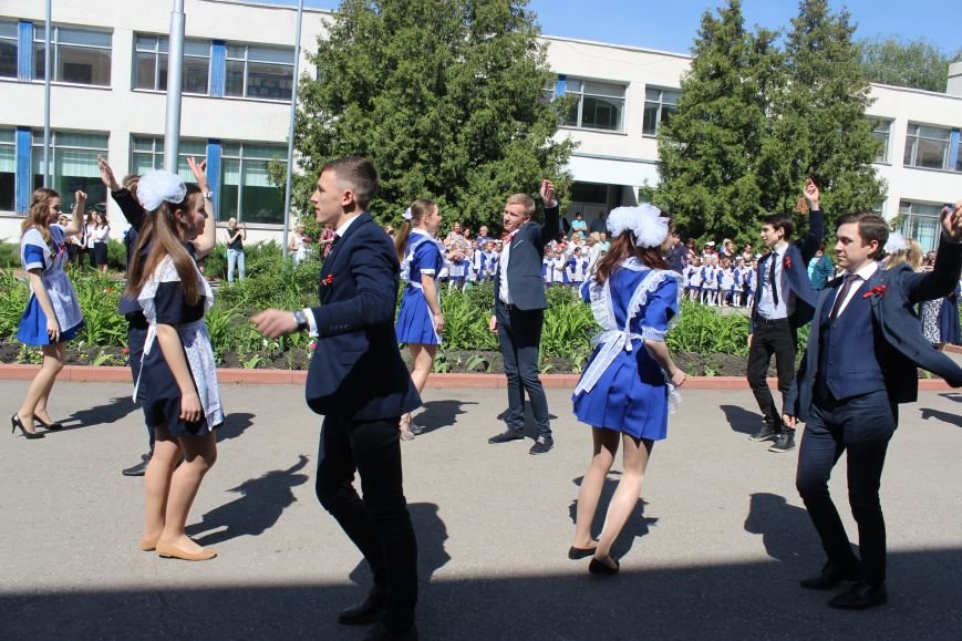 Ульяновские выпускники устроили танцы с учителями и запуск шаров. ФОТО, фото-20
