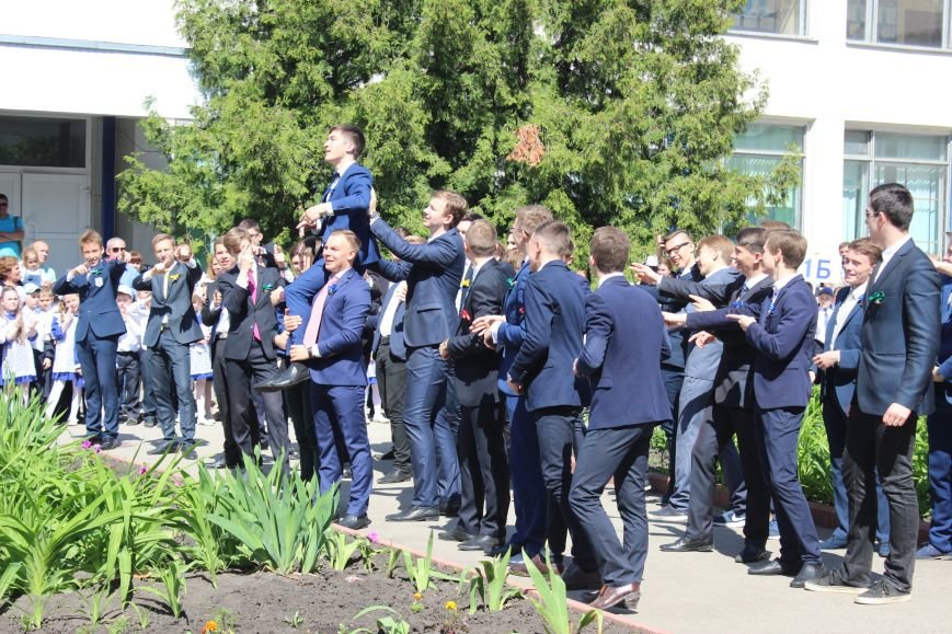 Ульяновские выпускники устроили танцы с учителями и запуск шаров. ФОТО, фото-18