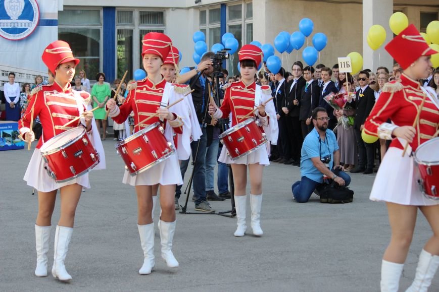 Ульяновские выпускники устроили танцы с учителями и запуск шаров. ФОТО, фото-1