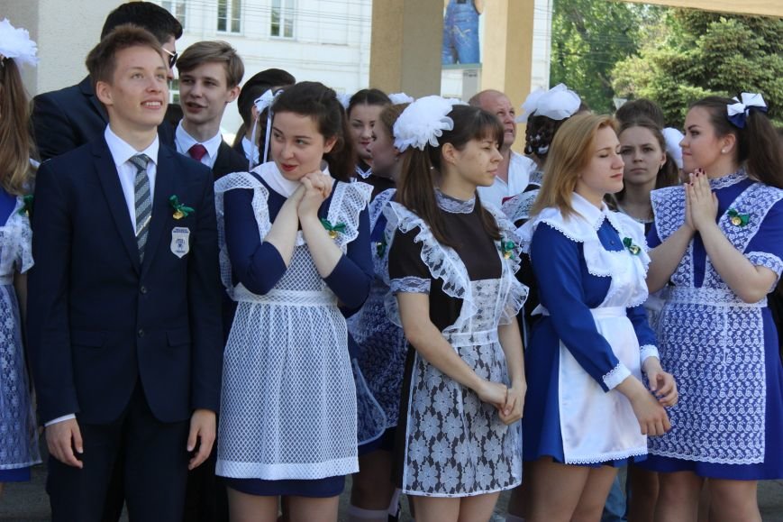 Ульяновские выпускники устроили танцы с учителями и запуск шаров. ФОТО, фото-17