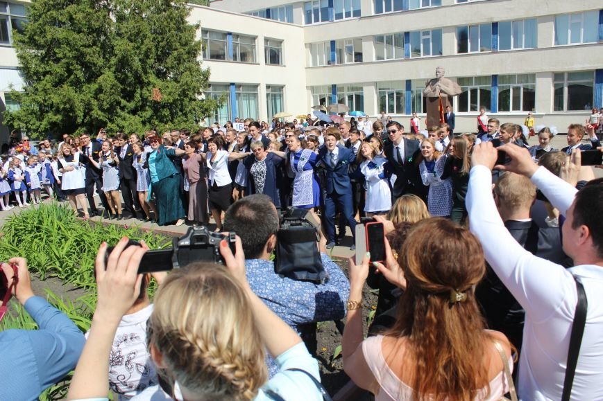 Ульяновские выпускники устроили танцы с учителями и запуск шаров. ФОТО, фото-21