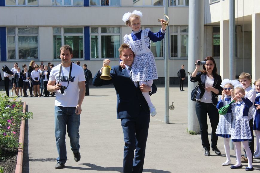 Ульяновские выпускники устроили танцы с учителями и запуск шаров. ФОТО, фото-22