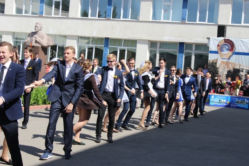 Ульяновские выпускники устроили танцы с учителями и запуск шаров. ФОТО, фото-19