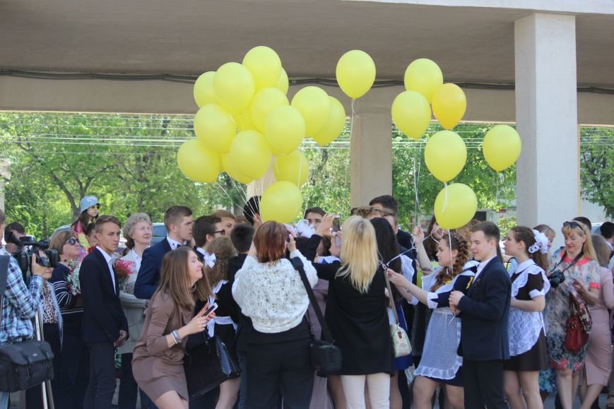 Ульяновские выпускники устроили танцы с учителями и запуск шаров. ФОТО, фото-15