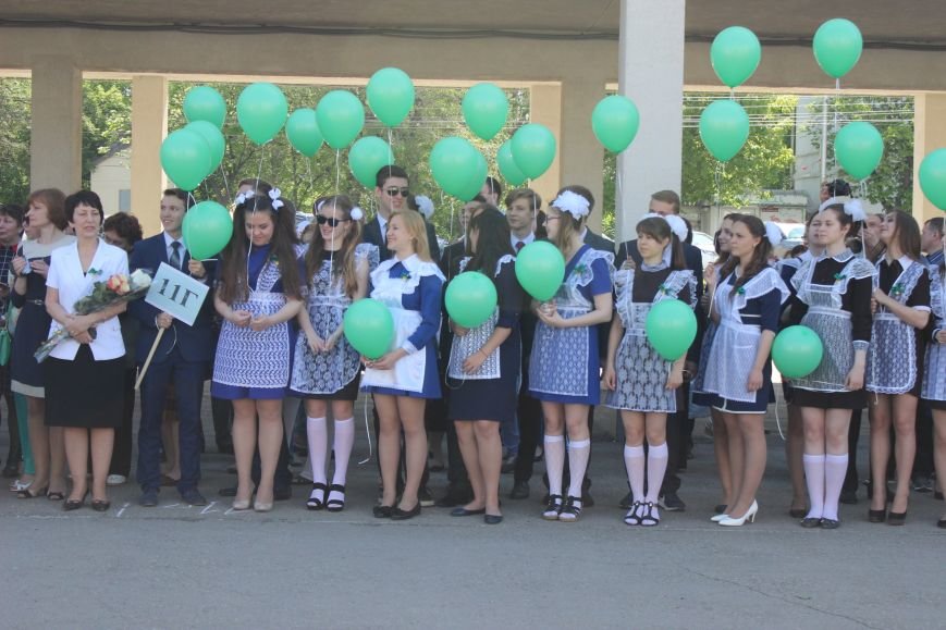 Ульяновские выпускники устроили танцы с учителями и запуск шаров. ФОТО, фото-2