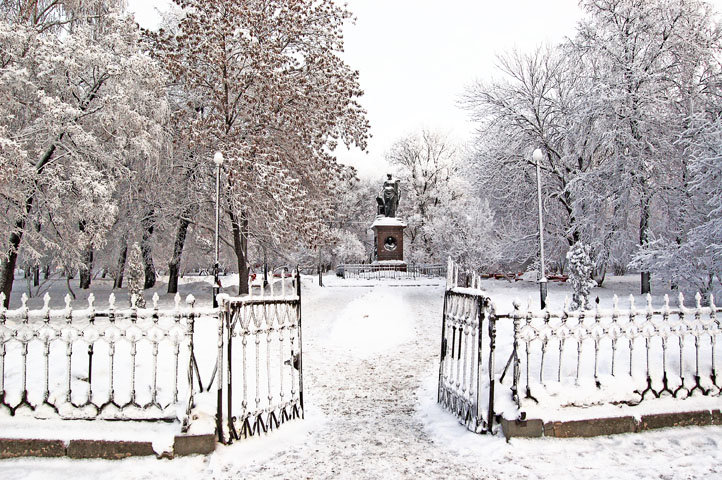 Ульяновск зимой. Ульяновск сквер зимой. Парк Ульяновск зима. Памятник Карамзину в Ульяновске зимой. Сквер Карамзина в Ульяновске зимой.