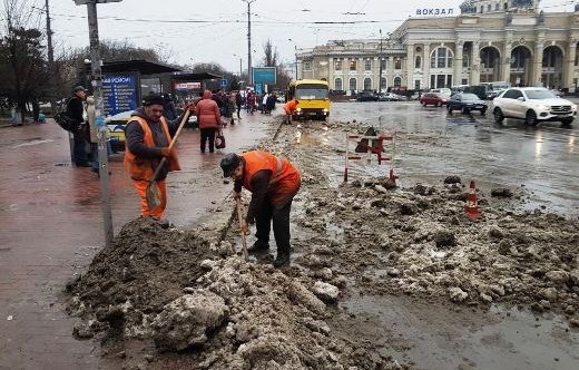 В Ульяновске 50 единиц техники очищают ливневки