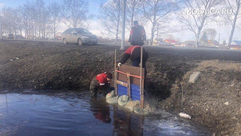 В ульяновском селе Баратаевка МЧСники снижают уровень талых вод 