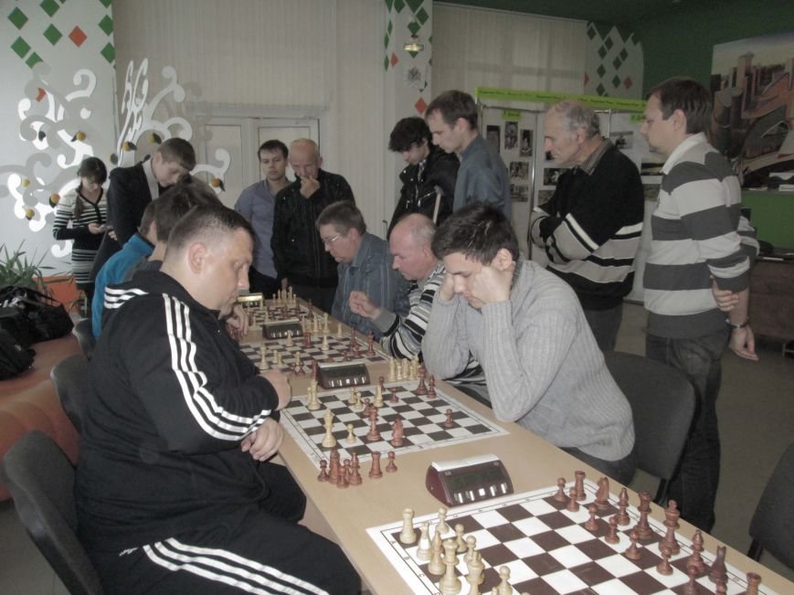Напряженно было на шахматных досках, напряженно было и среди участников....