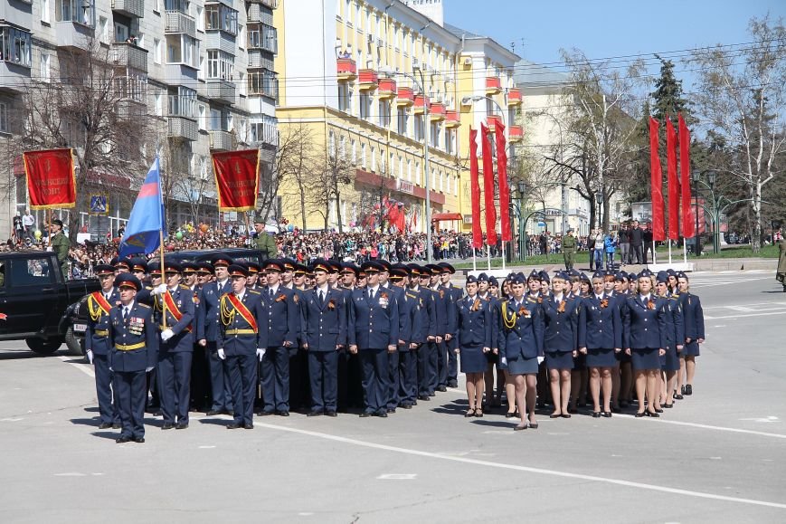 В ульяновском параде впервые маршировали девушки, фото-1
