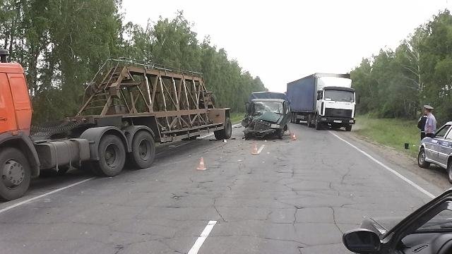 В Ульяновской области «ГАЗ» врезался в «КамАЗ» с полуприцепом, фото-2