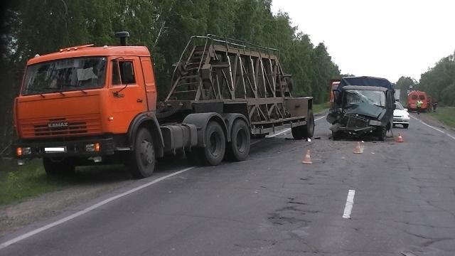 В Ульяновской области «ГАЗ» врезался в «КамАЗ» с полуприцепом, фото-3