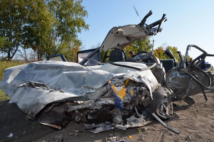 Сегодня в Ульяновской области грузовик раздавил всмятку автомобиль «ВАЗ–2114», фото-1