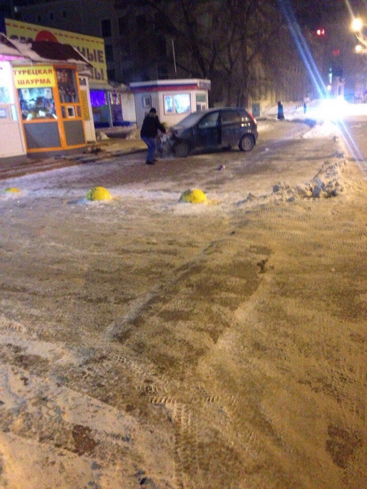 Пьяный ульяновский водитель едва не снес киоск...прямо под носом у полицейских (фото) - фото 1