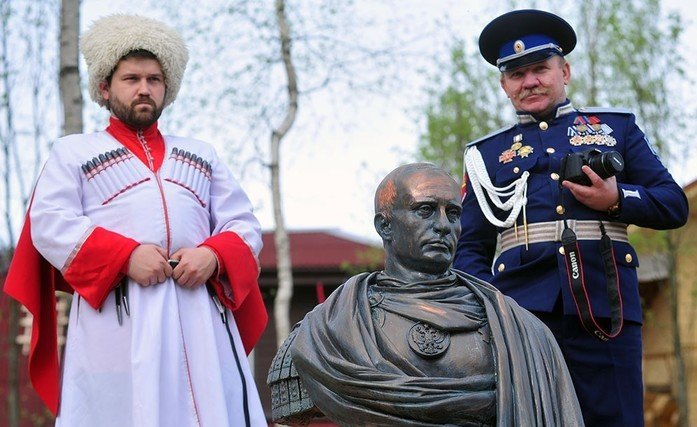 Под Петербургом казаки установили памятник Владимиру Путину в образе римского императора (фото) - фото 1