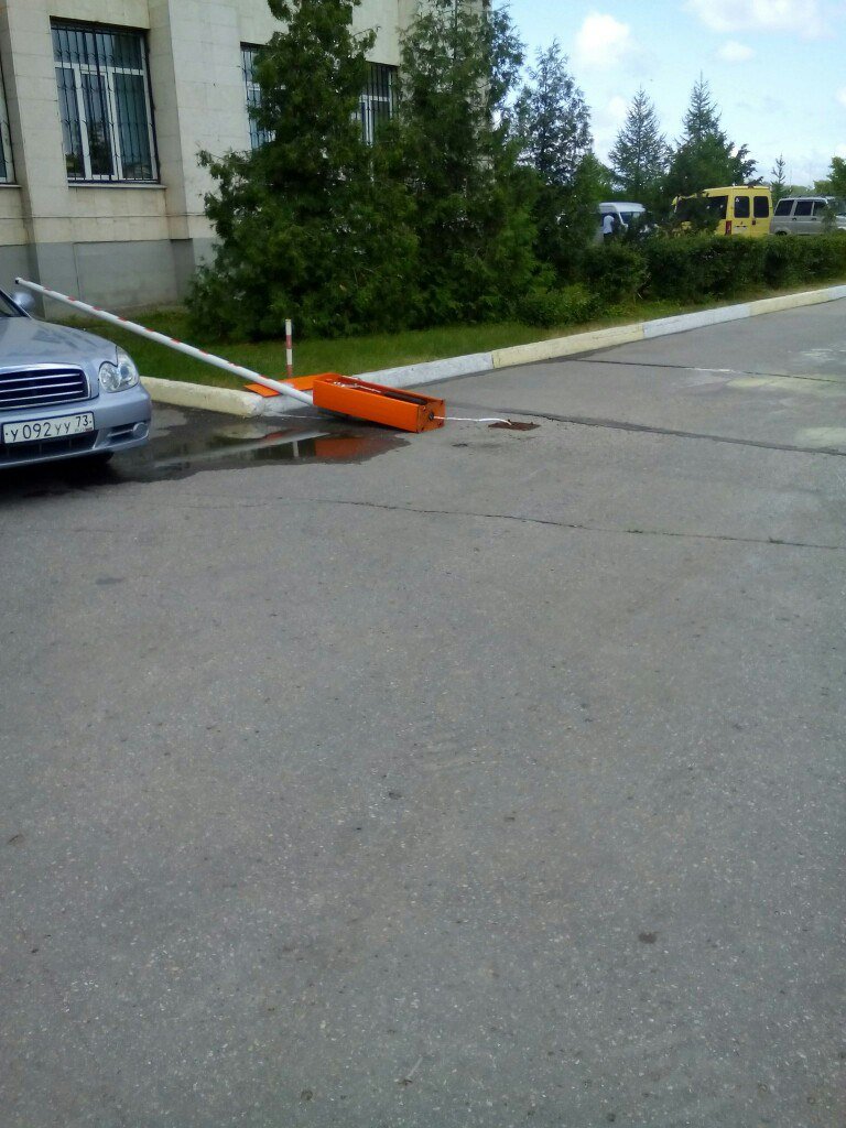 Автомобиль ульяновского губернатора снес шлагбаум, фото-1
