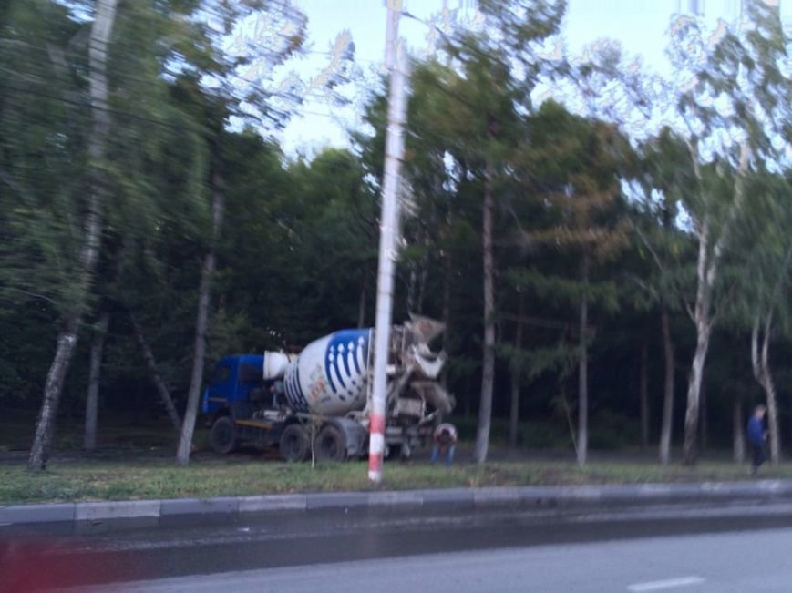 На Московском шоссе столкнулись легковушка и бетономешалка, фото-1
