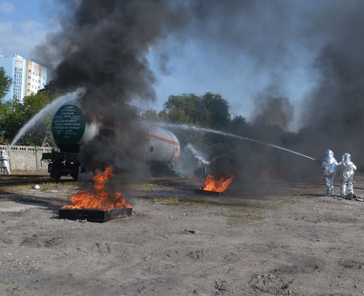 В Ульяновске потушили загоревшуюся цистерну с нефтью (фото) - фото 1