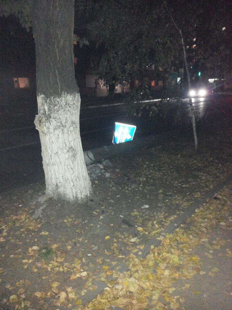 В центре Ульяновска иномарка врезалась в автомобиль и сбила столб (фото) - фото 1
