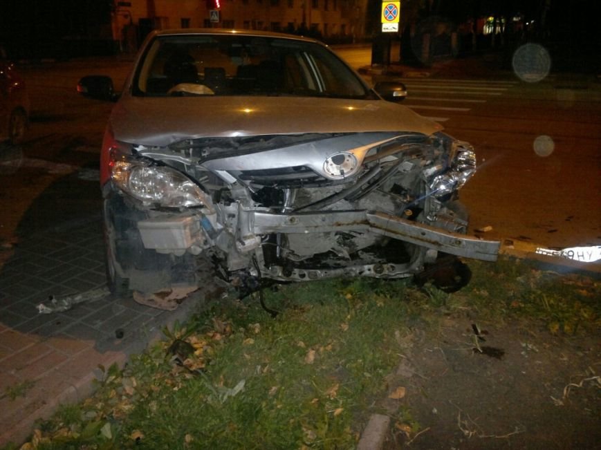 Вечером в центре Ульяновска разбились два автомобиля, фото-2