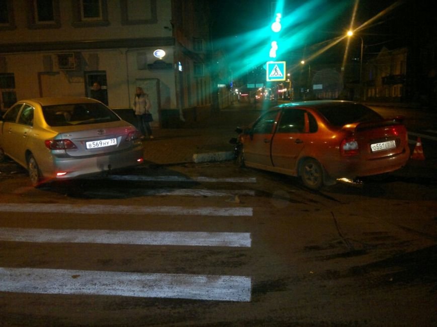 Вечером в центре Ульяновска разбились два автомобиля, фото-1