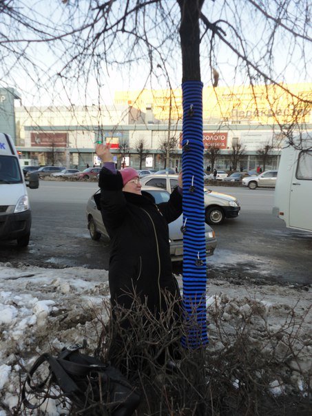 Ульяновские ярнбомберы утепляют деревья шарфами и гетрами, фото-3