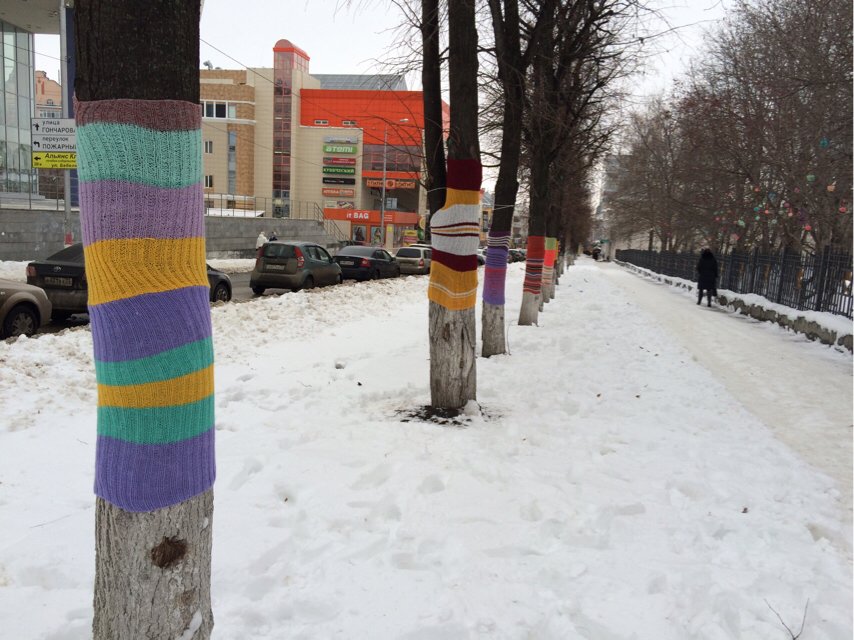 Ульяновские ярнбомберы утепляют деревья шарфами и гетрами, фото-6