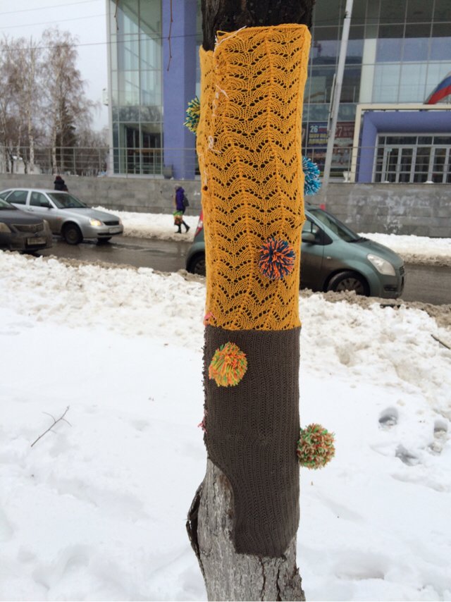 Ульяновские ярнбомберы утепляют деревья шарфами и гетрами, фото-4