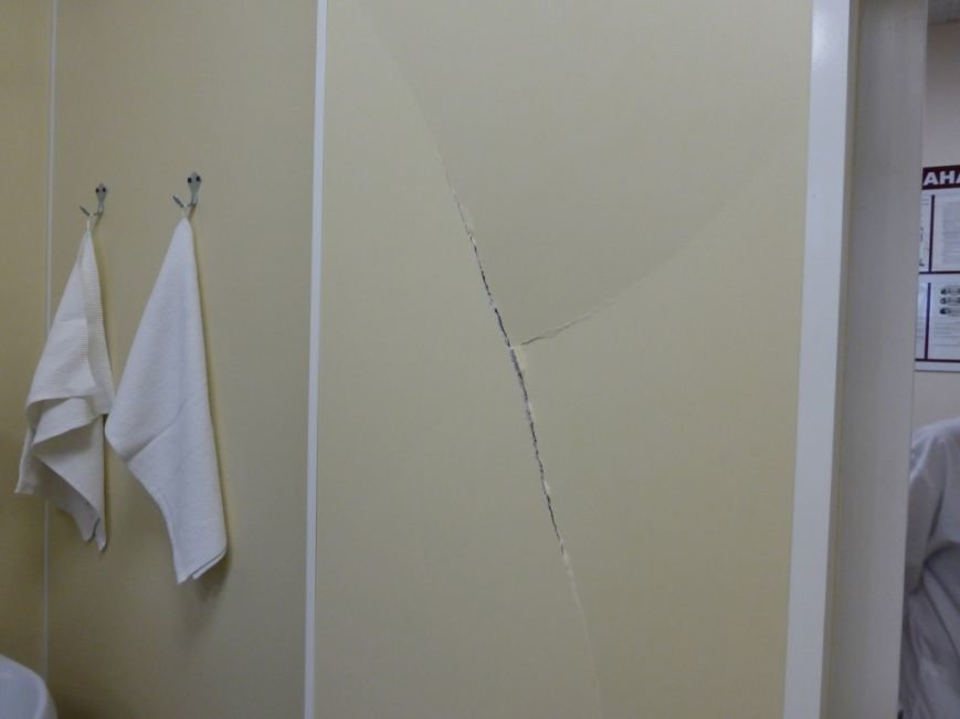 В Ульяновске пьяный пациент напал на врача и проломил стену, фото-1