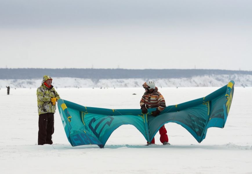 Ульяновцы бегали по льду наперегонки с ветром (фото) - фото 1