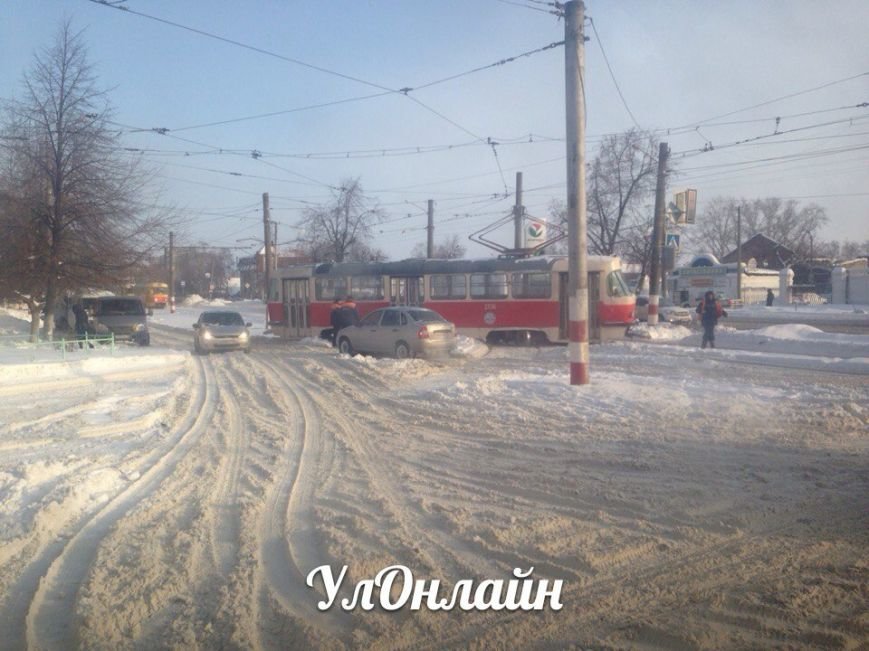 В Ульяновске из-за снега трамвай сошел с рельсов, фото-1