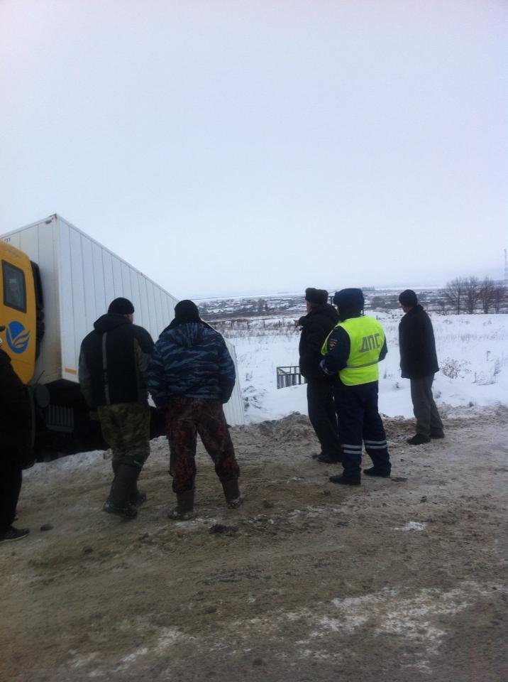 Под Ульяновском грузовик упал в кювет, фото-2