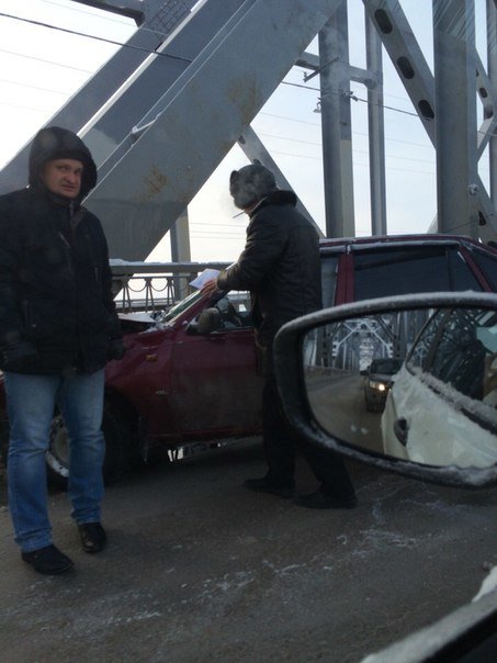 Из-за аварии на Императорском мосту возникла огромная пробка, фото-1