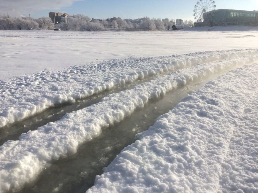 В Ульяновске под лед провалились автомобили (фото) - фото 1