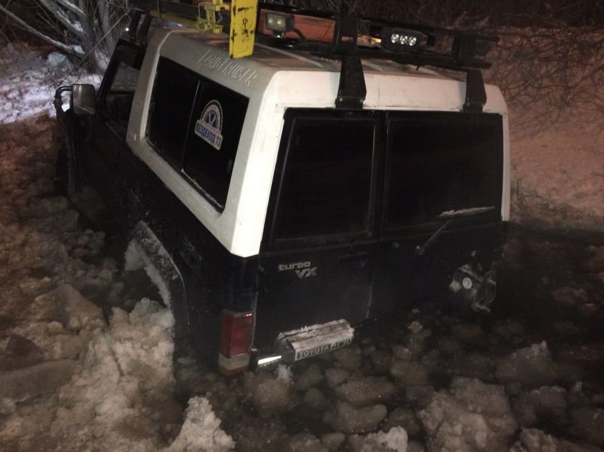 В Ульяновске под лед провалились автомобили (фото) - фото 1