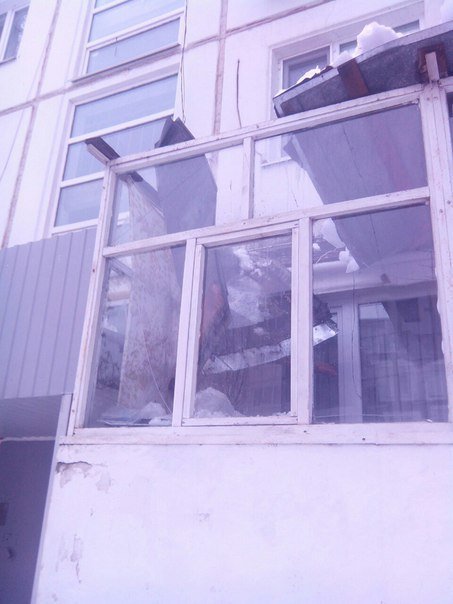 В Ульяновске сбитая сосулька протаранила крышу балкона, фото-2