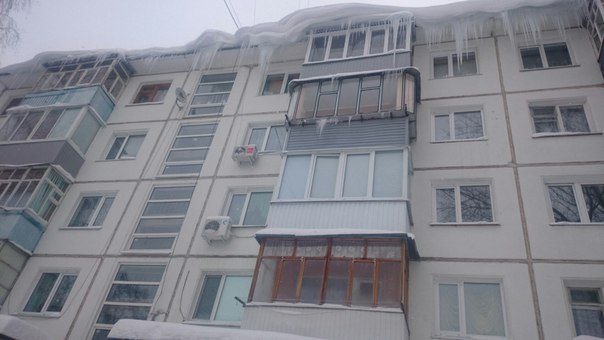 В Ульяновске сбитая сосулька протаранила крышу балкона, фото-1