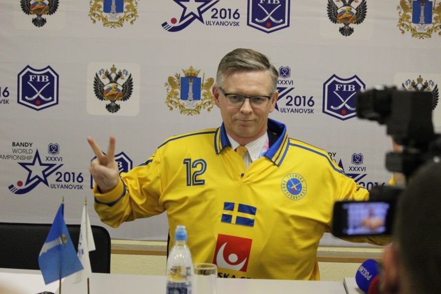 Посол Швеции с соотечественниками поддержали свою национальную команду, фото-2