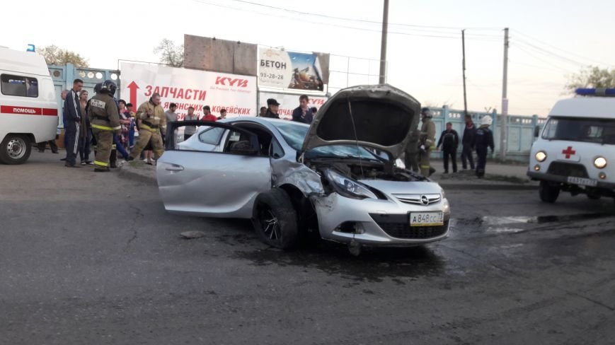 На ул. Урицкого произошла авария с тремя автомобилями. ФОТО, фото-2