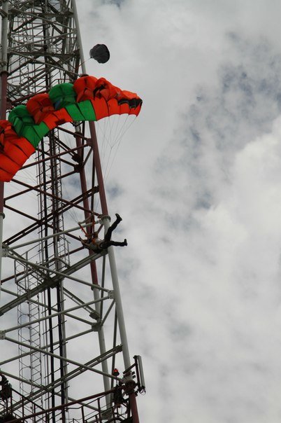 Ульяновцы прыгают из окон и с вышек с парашютом. ВИДЕО, фото-1