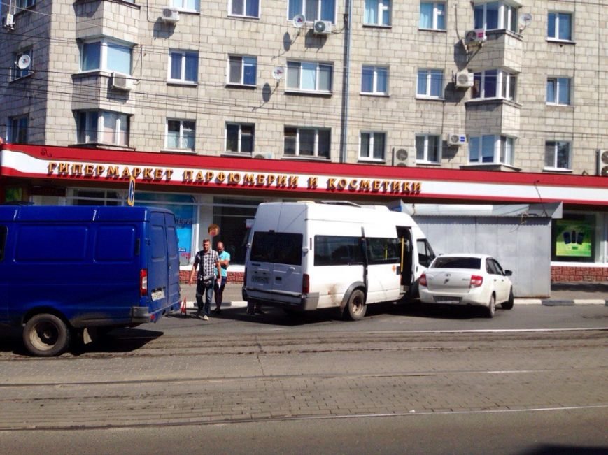 В центре Ульяновска маршрутка и легковушка врезались в киоск. ВИДЕО, фото-3
