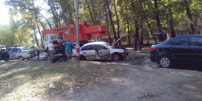 В Ульяновске иномарка врезалась в столб, фото-1
