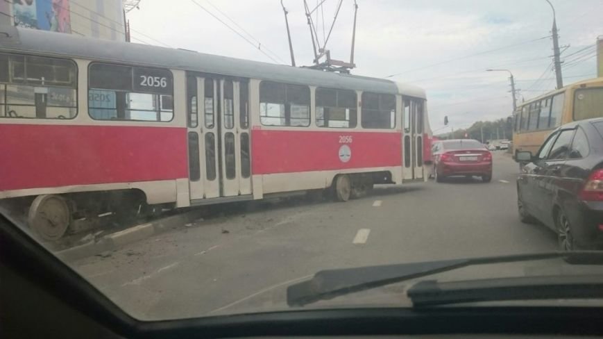 В Ульяновске еще один трамвай сошел с рельсов. ФОТО, фото-3