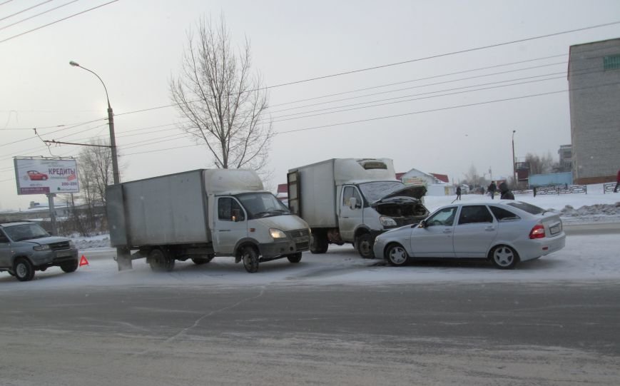 Тройное ДТП произошло в самом центре Заволжья. ФОТО, фото-2