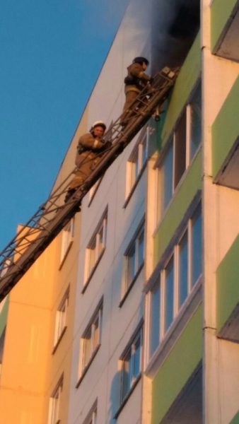 Из горящего дома в Ульяновске эвакуировали 6 человек. ФОТО, фото-1