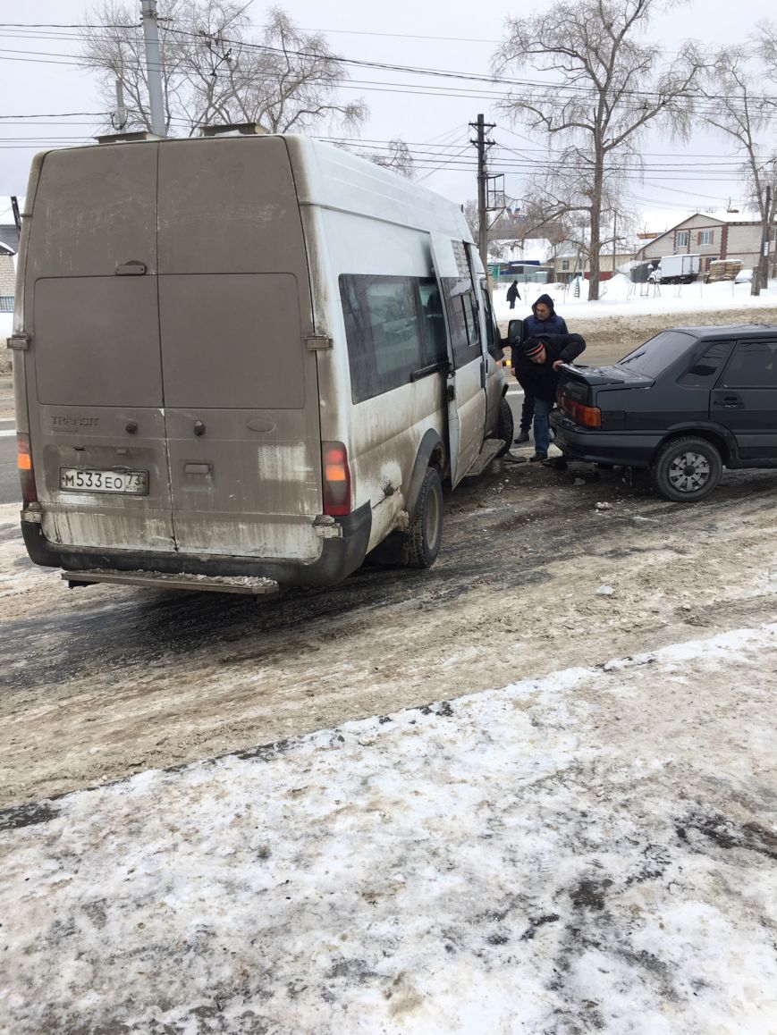 В Ульяновске возле остановки случилось ДТП с маршруткой. ФОТО, фото-4