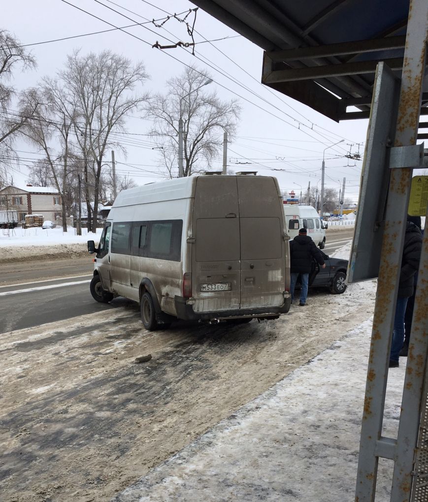 В Ульяновске возле остановки случилось ДТП с маршруткой. ФОТО, фото-2