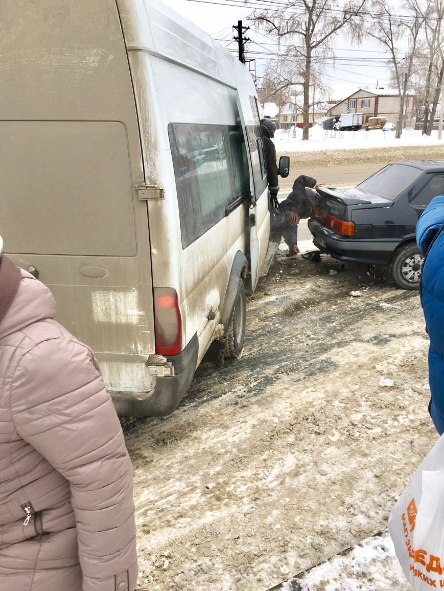 В Ульяновске возле остановки случилось ДТП с маршруткой. ФОТО, фото-1